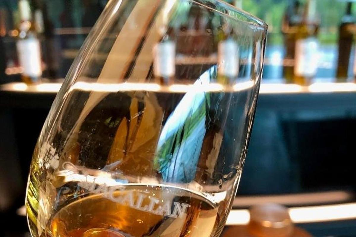 ένα ποτήρι κρασί καθισμένο σε ένα τραπέζι