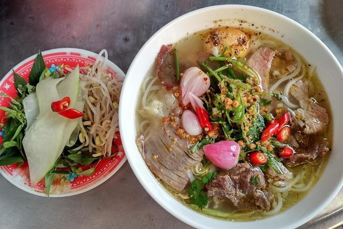 un tazón de sopa y un tazón de fideos