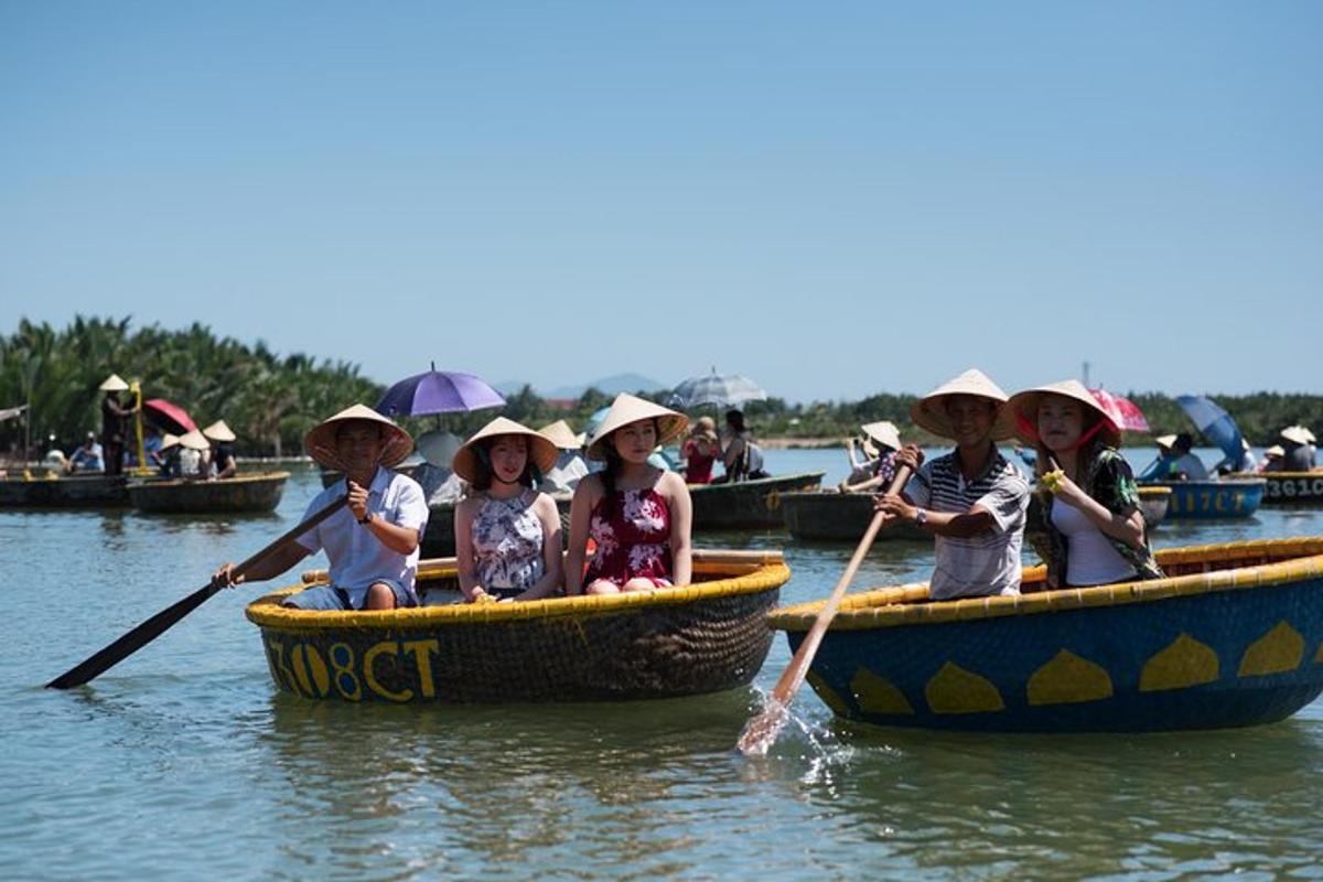 Un grupo de niños en botes en el agua
