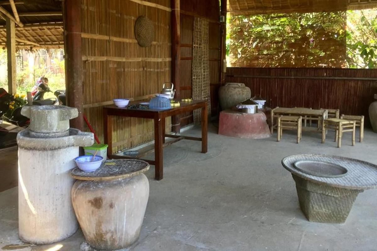 Un patio con una mesa y una mesa y sillas.