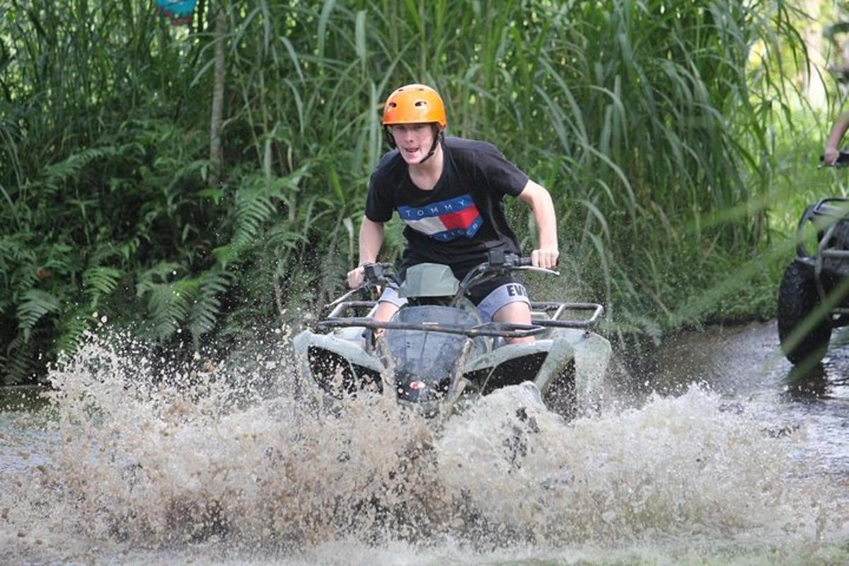 um homem pilotando um quadriciclo na água