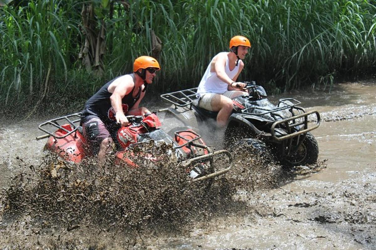 двоє чоловіків катаються на квадроциклах у воді