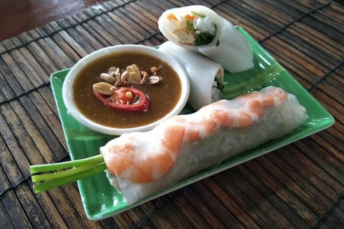 Un plato de comida con sushi y un tazón de sopa.