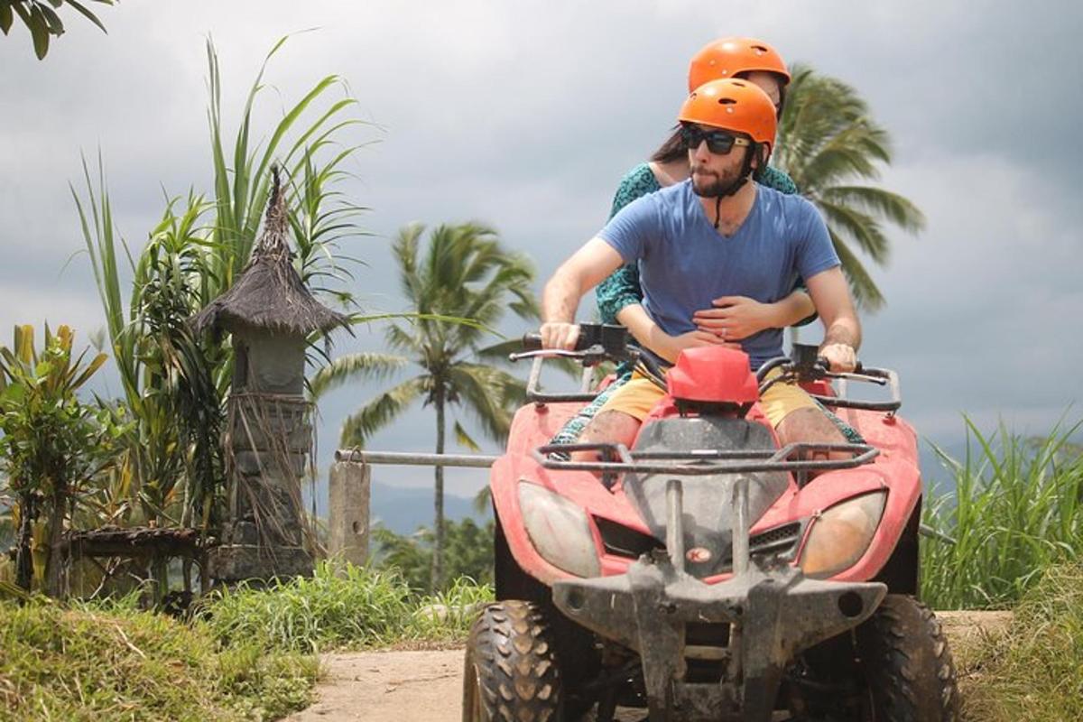 dois homens andando de quadriciclo na praia