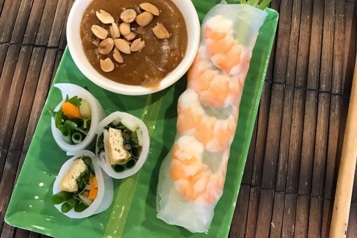 Un plato de comida con sushi y un tazón de sopa.