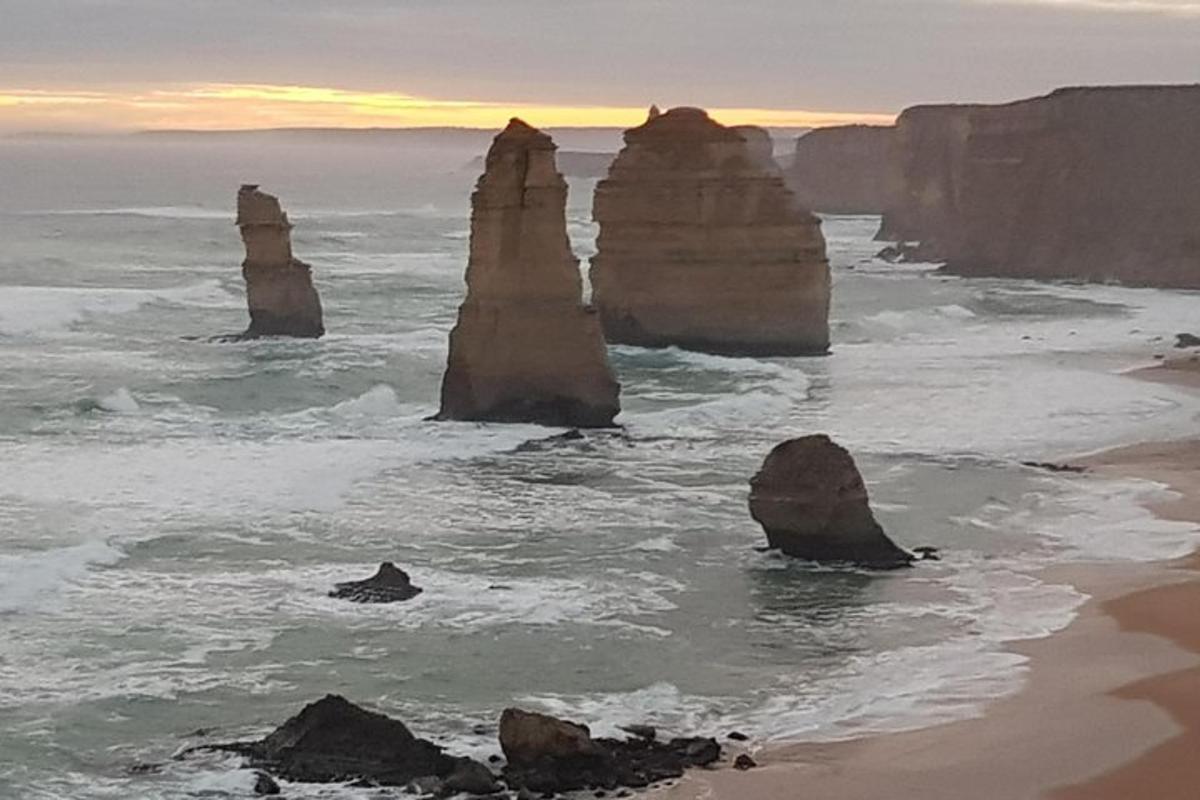 um grupo de grandes rochas no oceano