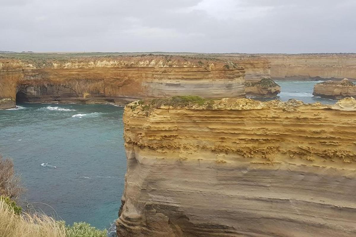 uma vista do oceano de um penhasco