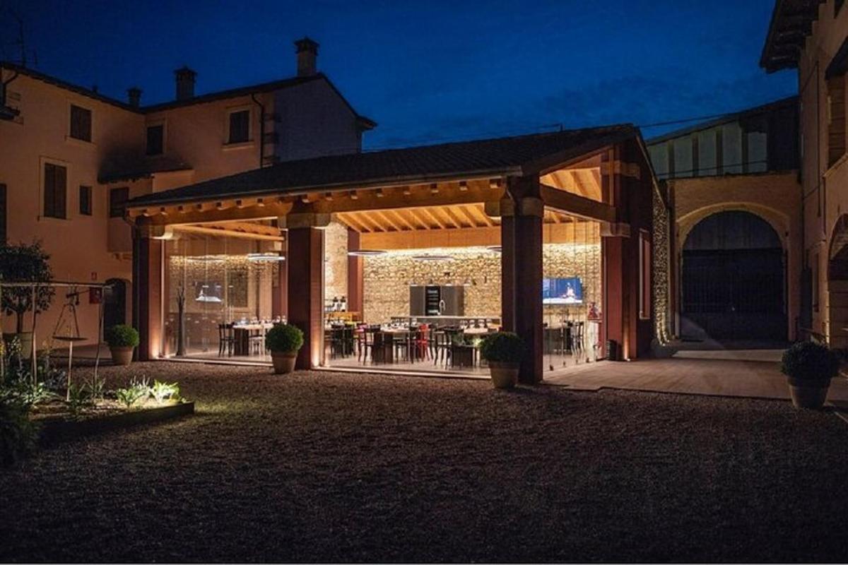 paviljon z mizo in stoli na dvorišču