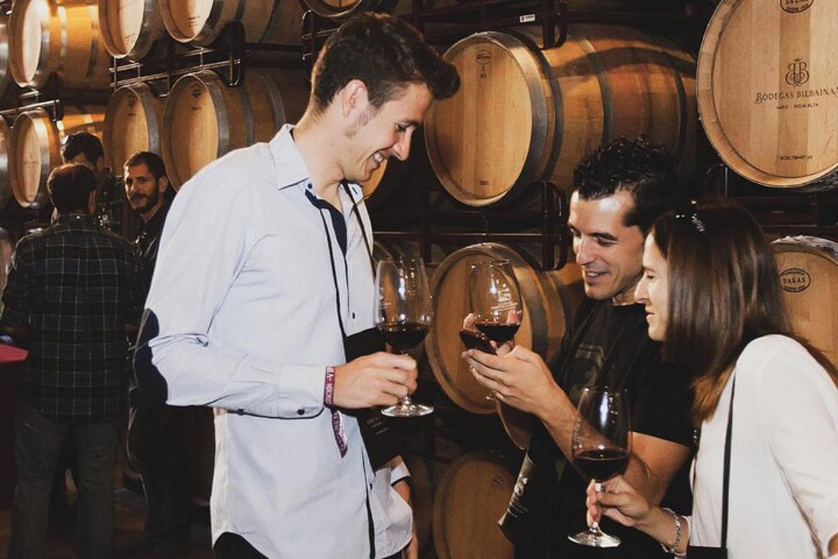 un gruppo di persone che bevono vino in una cantina