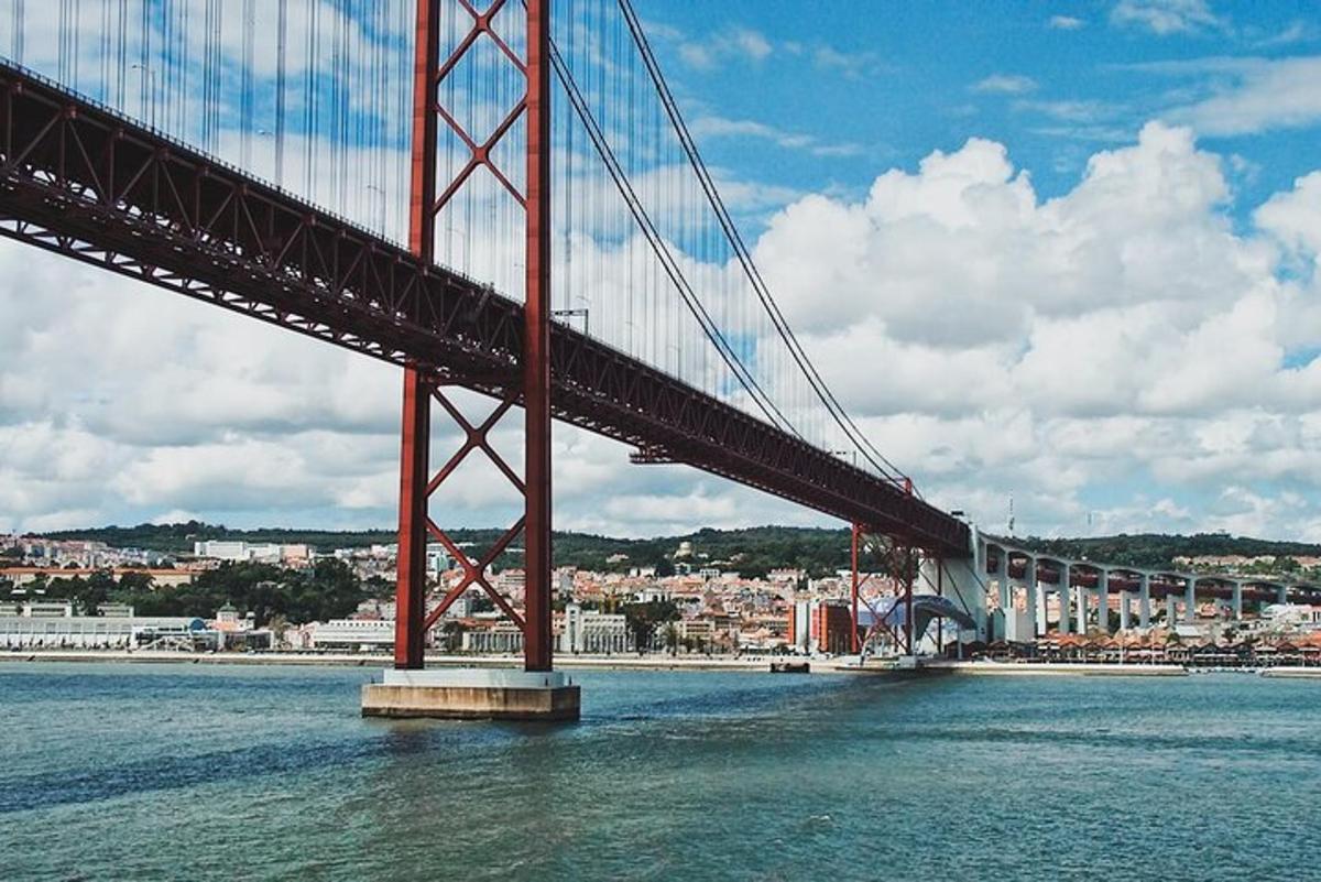 uma ponte sobre a água com uma cidade ao fundo