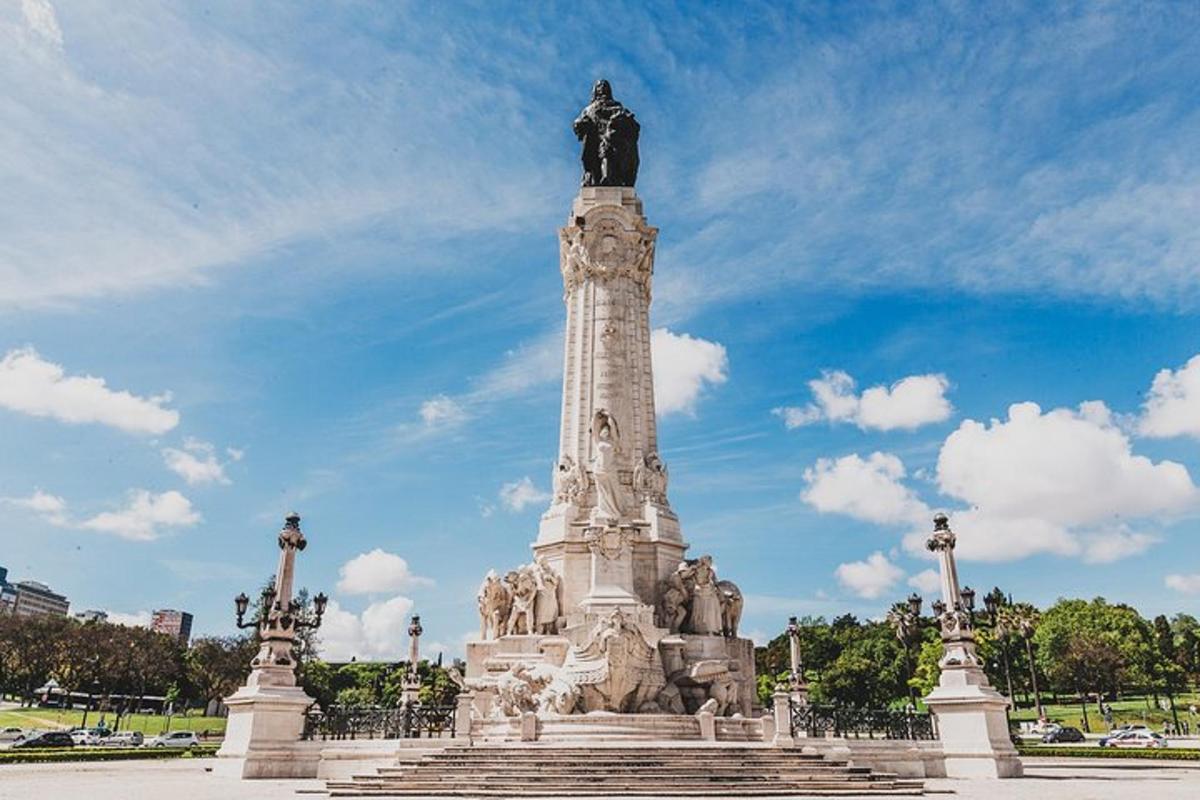 uma estátua de um homem no topo de um monumento