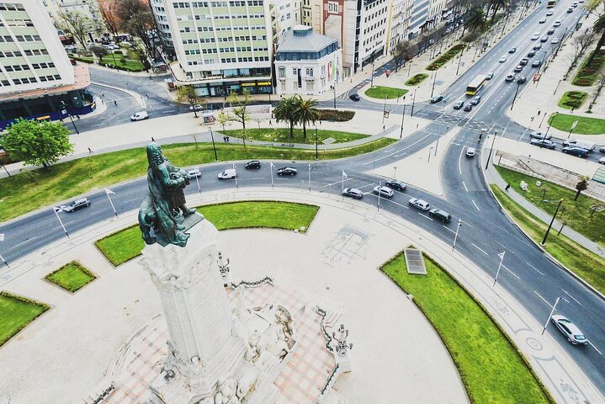 una statua in mezzo a una città con le auto