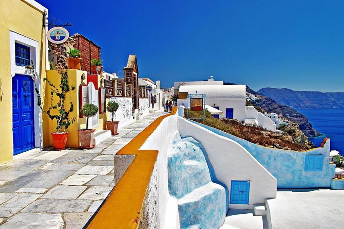 ένας δρόμος σε μια πόλη δίπλα στον ωκεανό