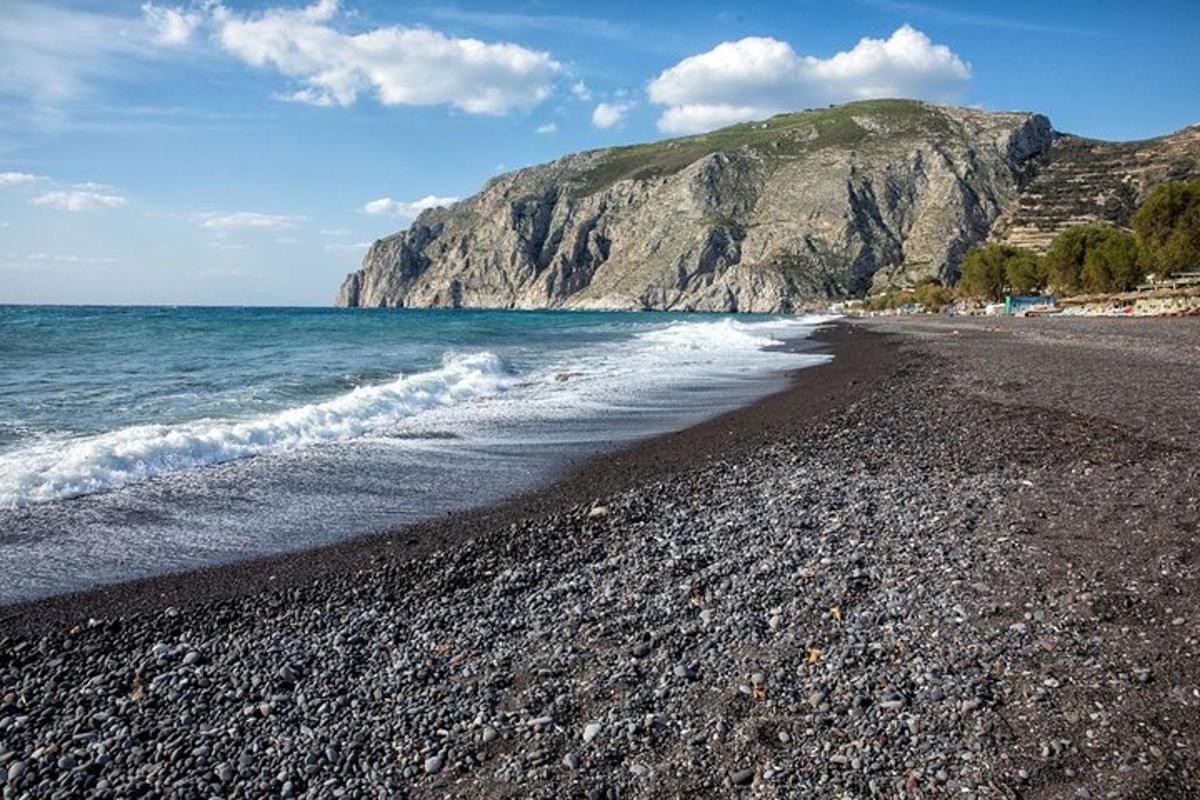 pláž se skalnatým pobřežím a oceánem