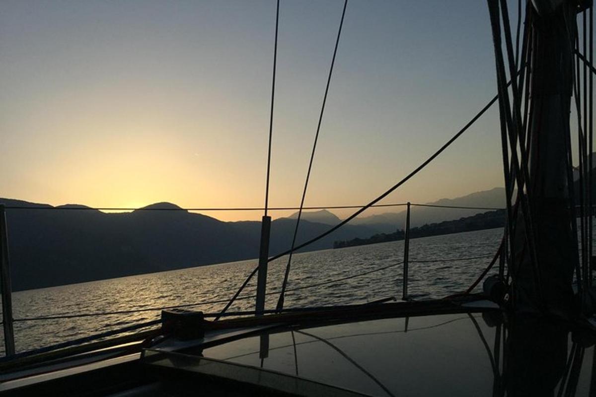 um barco na água com o pôr do sol ao fundo