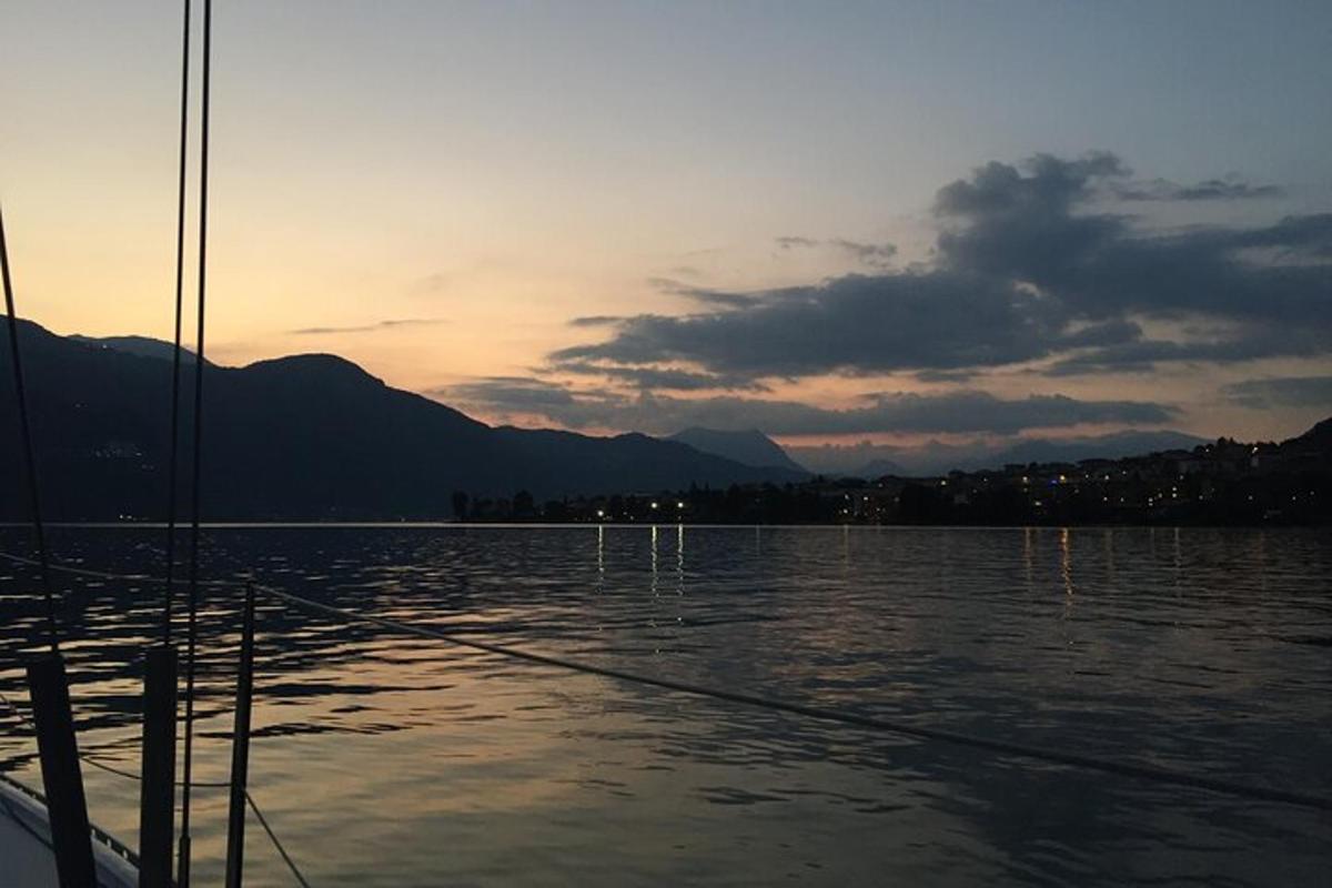 um barco na água com o pôr do sol ao fundo