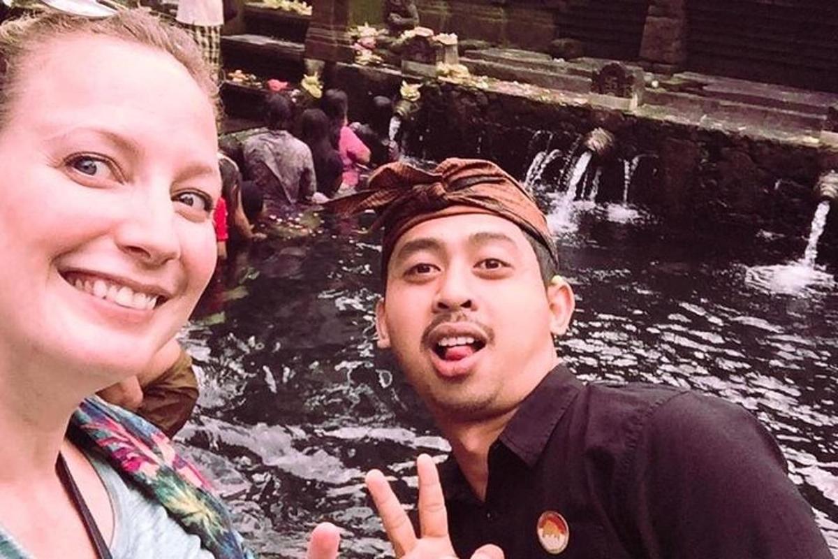 seorang lelaki dan seorang wanita berdiri di dalam air pancut