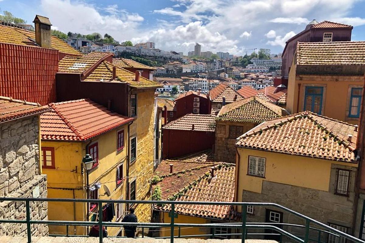 uma vista de uma cidade com telhados