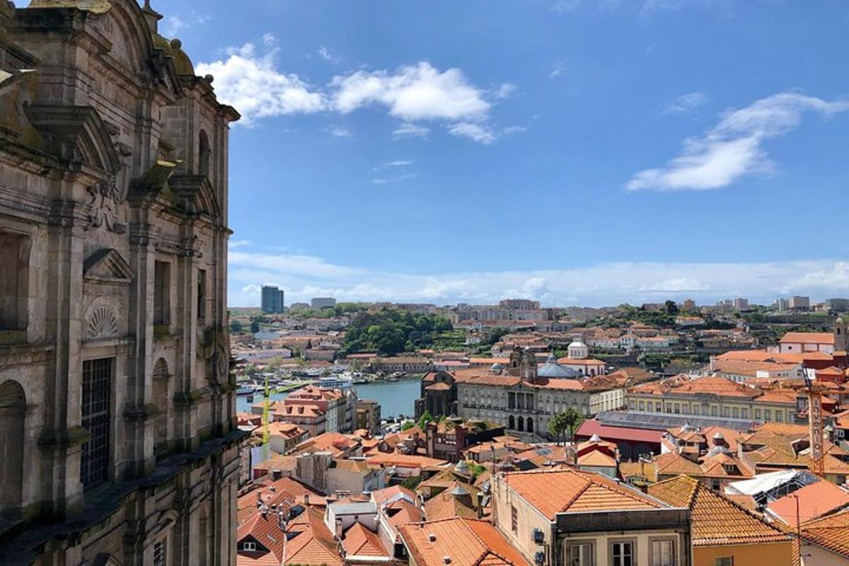 uma vista de uma cidade com um rio e edifícios