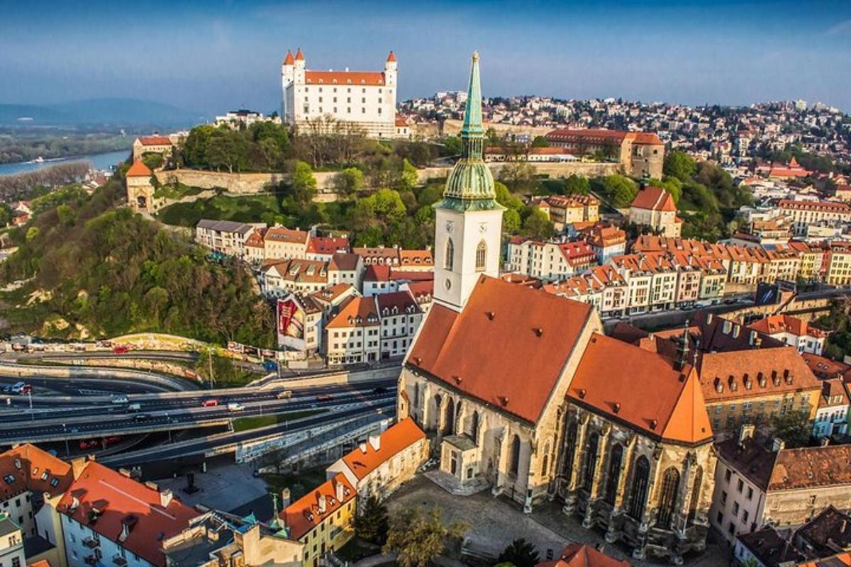 o vedere aeriană a unui oraș cu o biserică