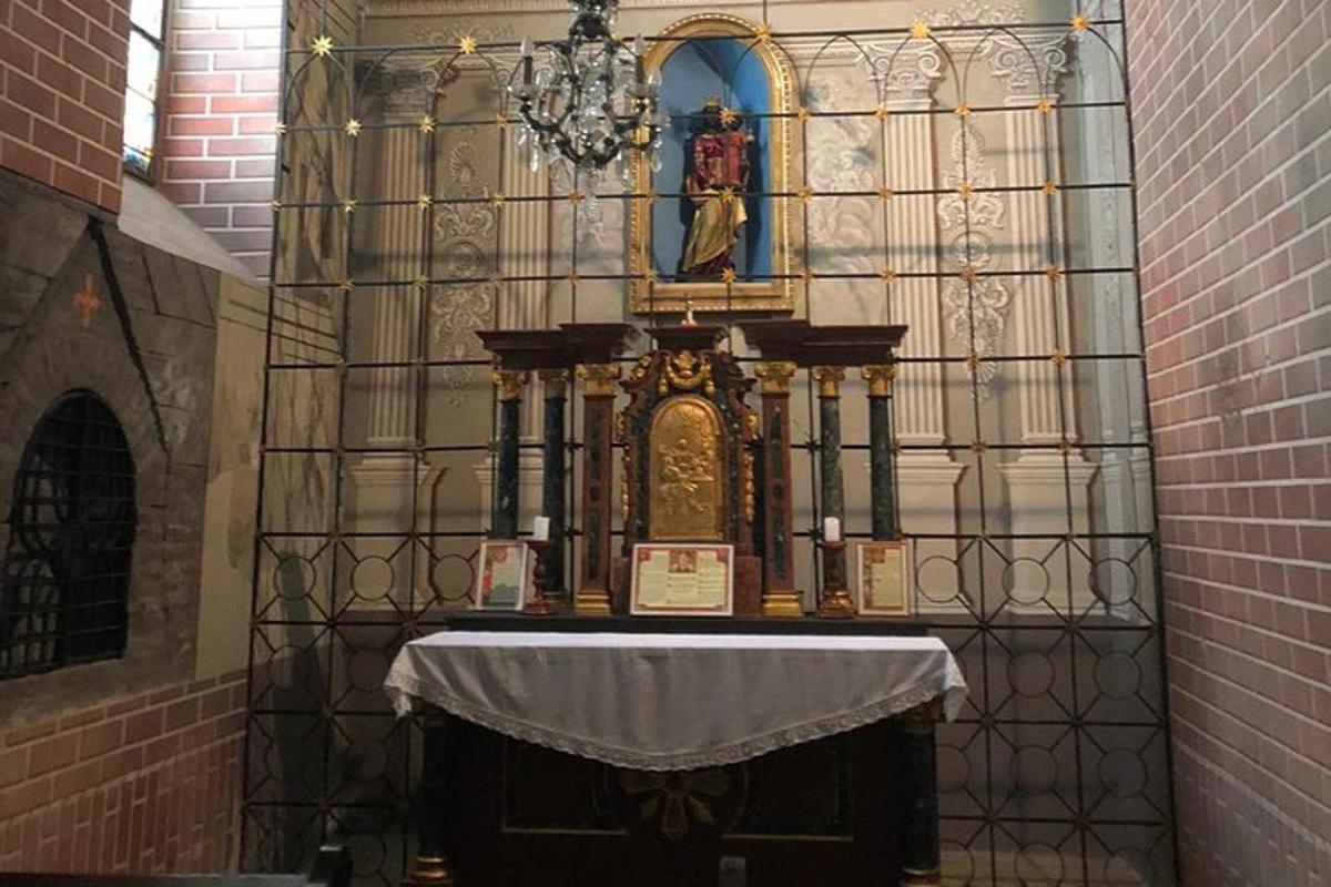 et alter i en kirke med en statue på