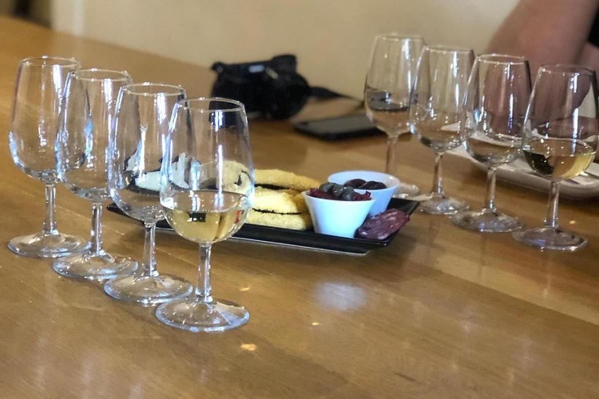 skupina vinskih kozarcev, ki stojijo na mizi
