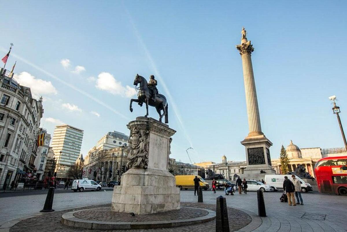 uma estátua de um homem cavalgando em uma cidade