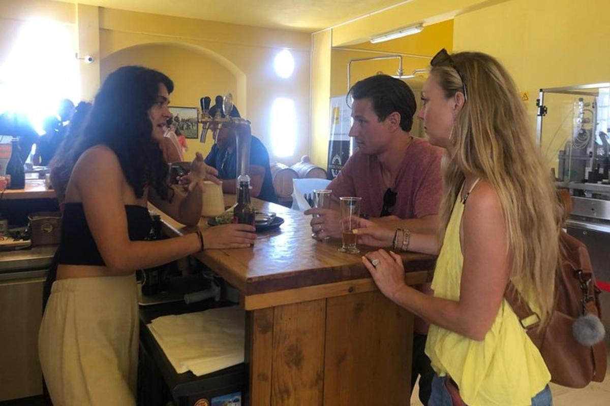 um grupo de pessoas em pé ao redor de um bar