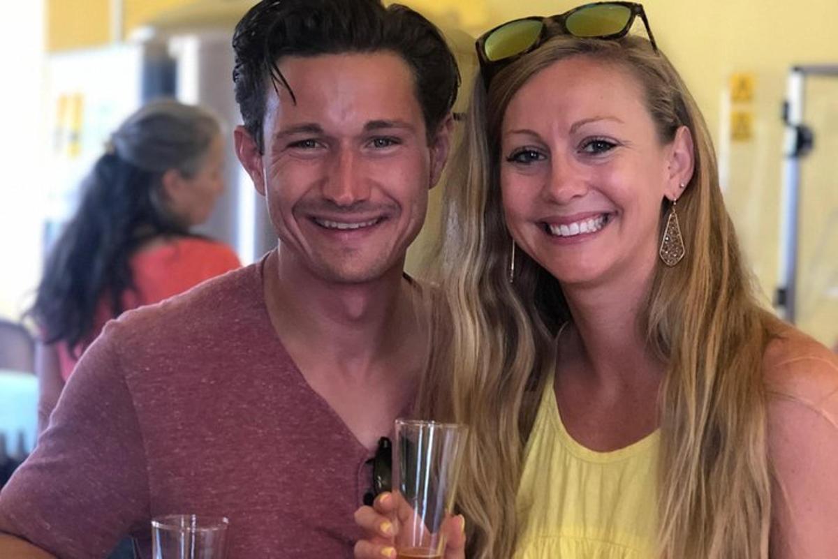 een man en een vrouw die een glas wijn vasthouden