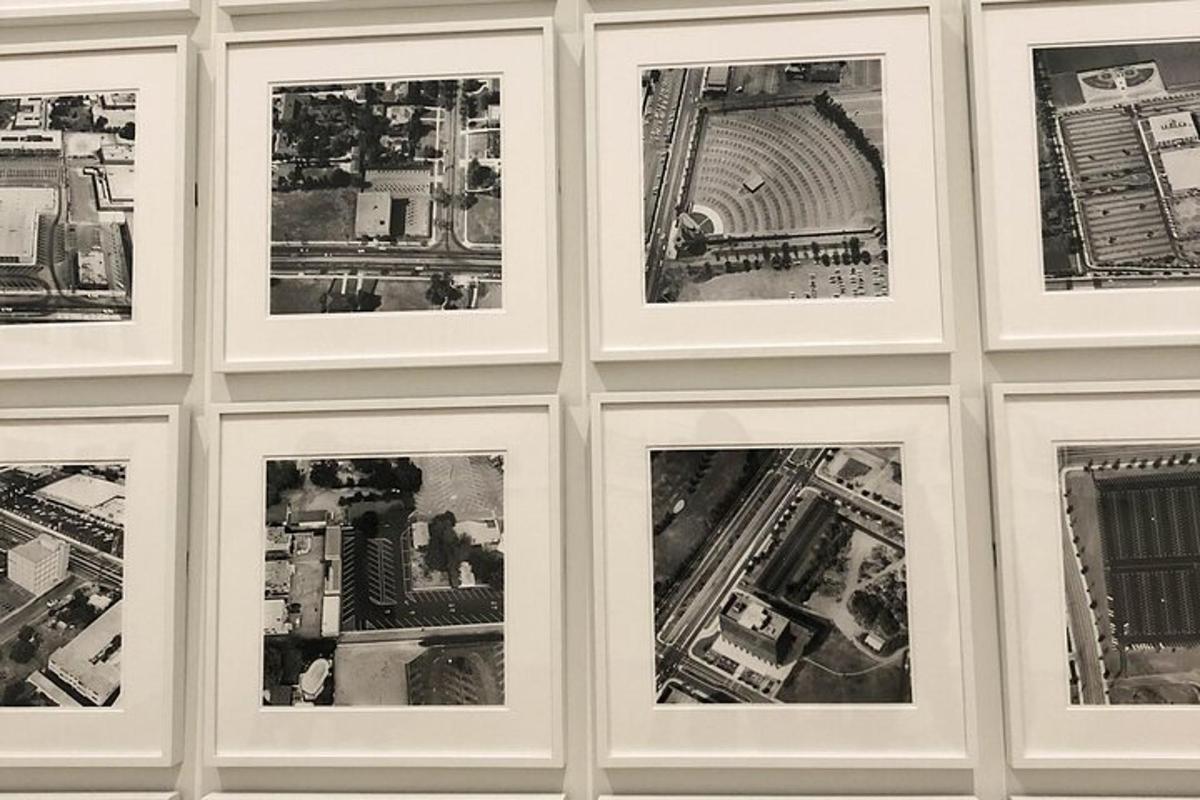 um grupo de fotografias emolduradas de uma cidade