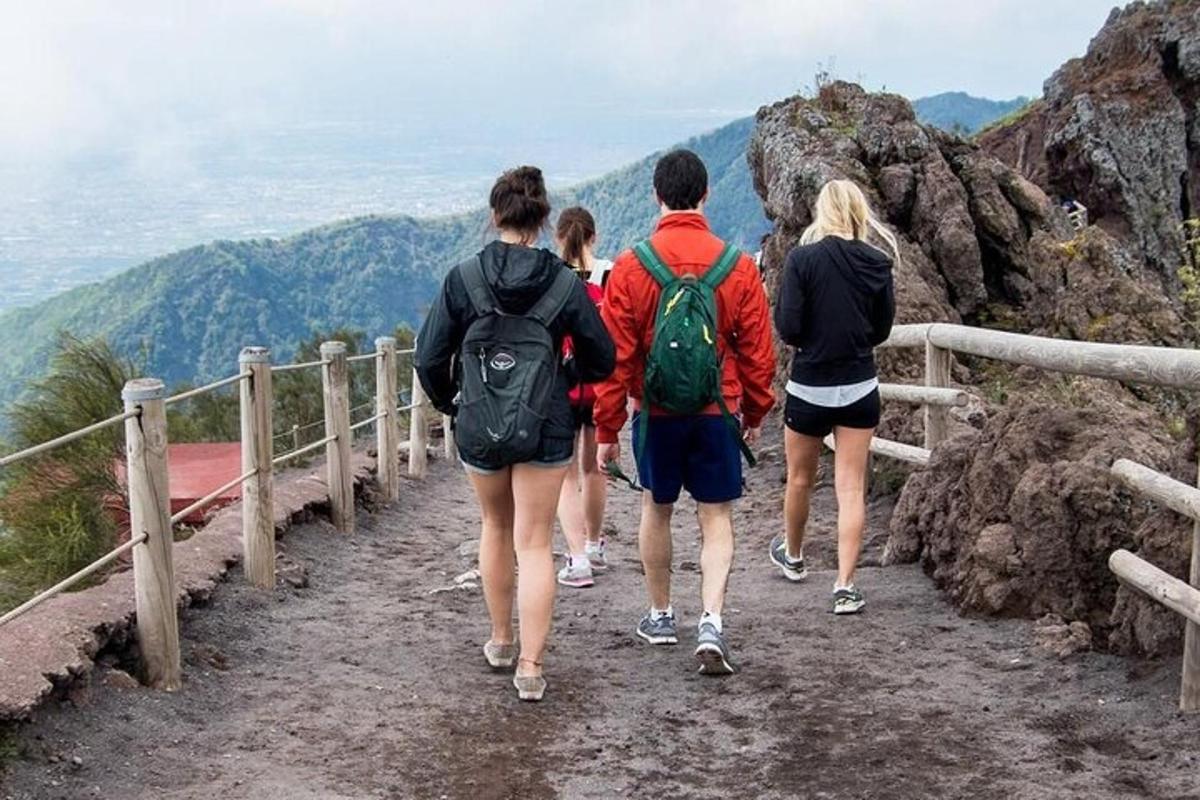 hópur fólks sem gengur á fjallslóð