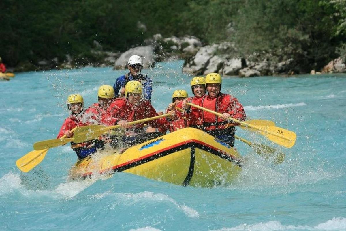 un gruppo di persone su una zattera in acqua