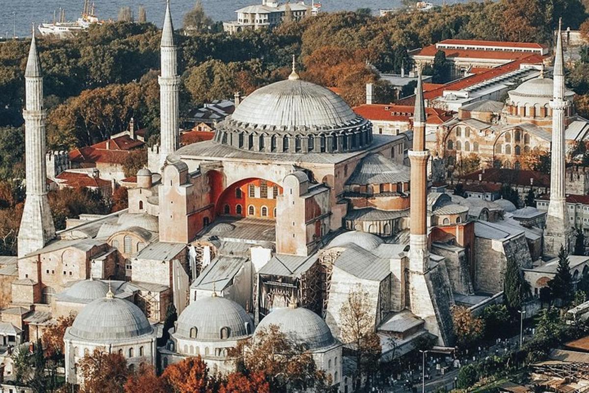 o vedere aeriană a unei moschei cu minaretele și clădirile sale