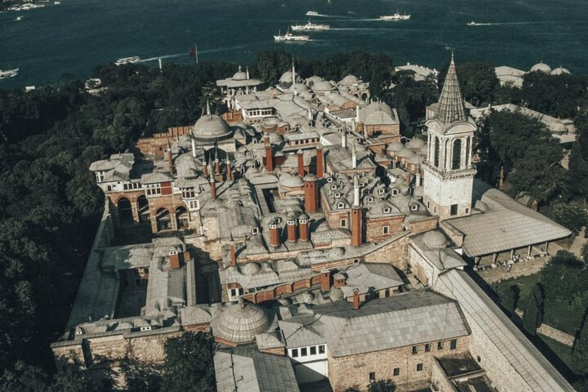 o vedere aeriană a unui castel cu o biserică