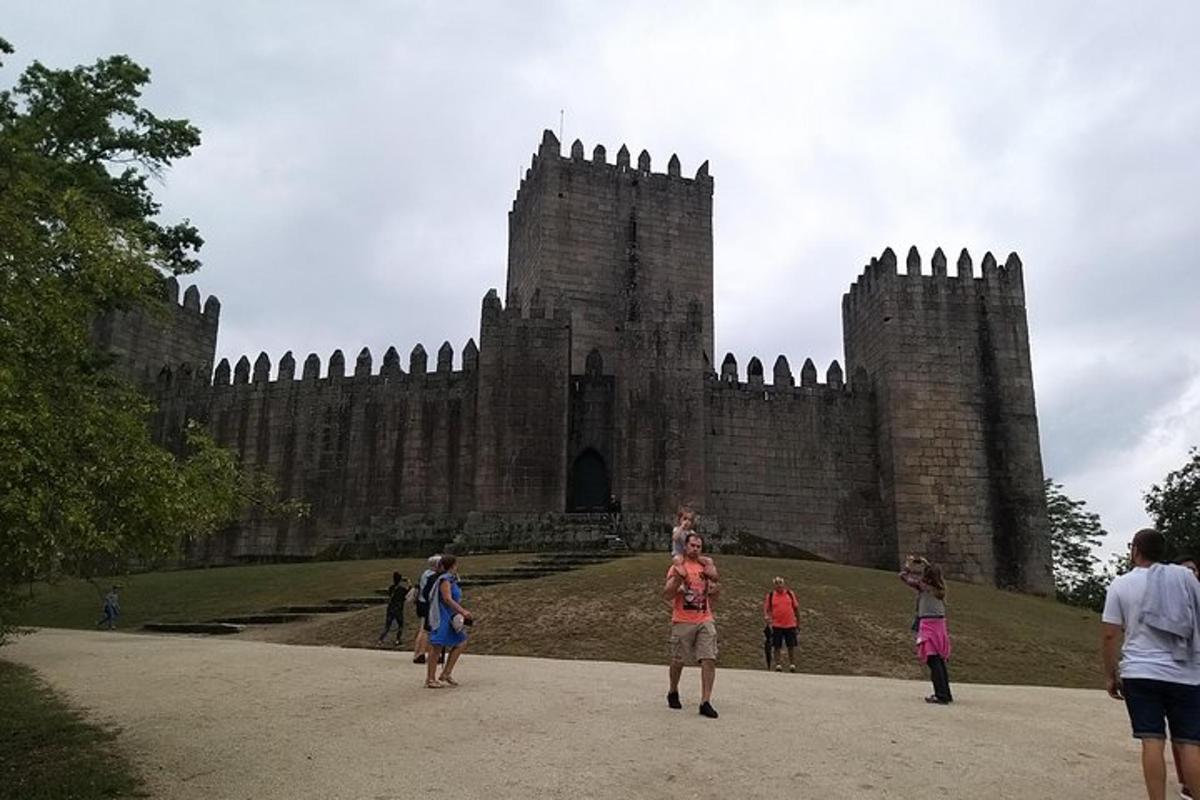 un gruppo di persone in piedi davanti a un castello