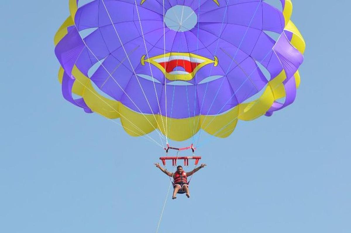 en person som flyger fallskärm i himlen