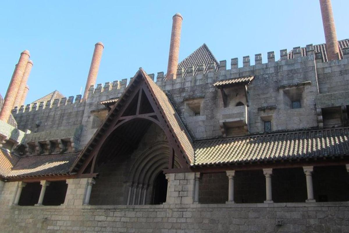 un antic castell amb dues torres al damunt