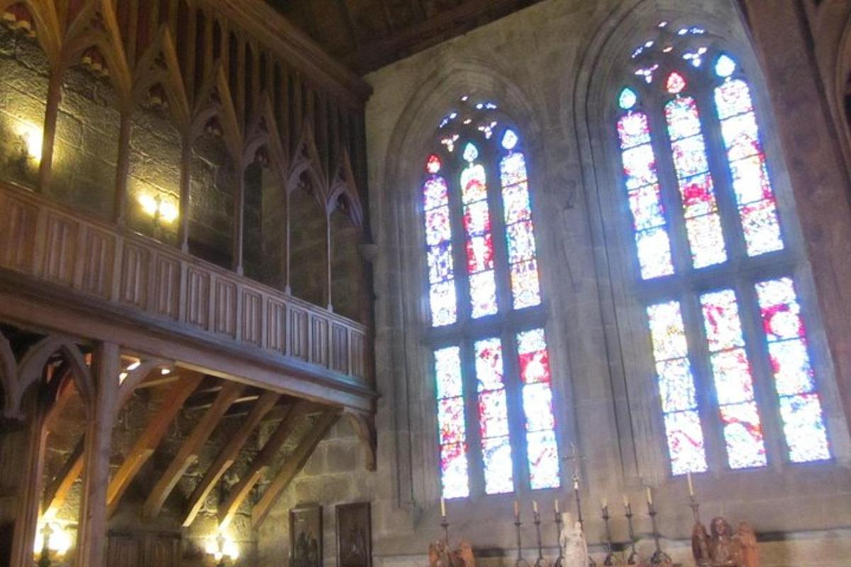 due grandi vetrate in una chiesa