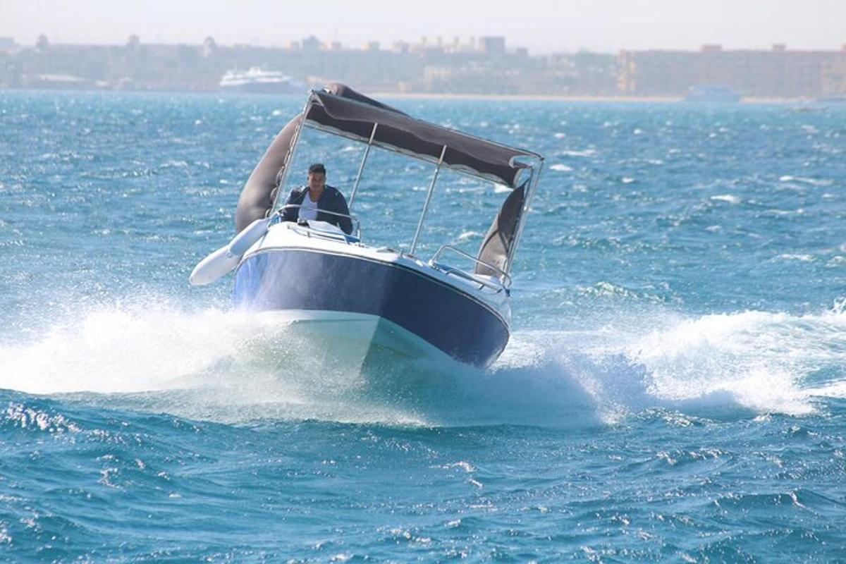 un uomo su una barca in acqua