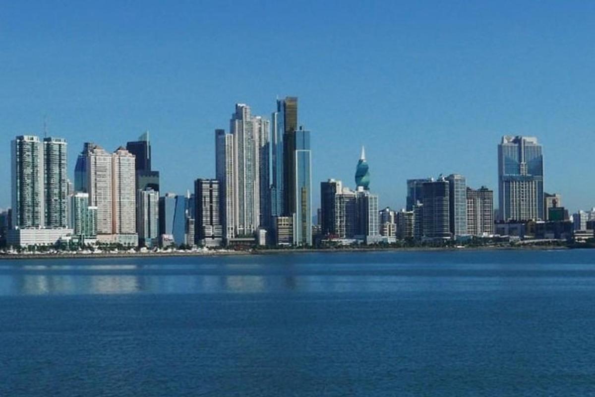 una vista di una città dall'acqua