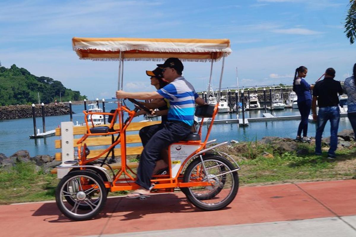 un uomo in bicicletta con una persona a bordo