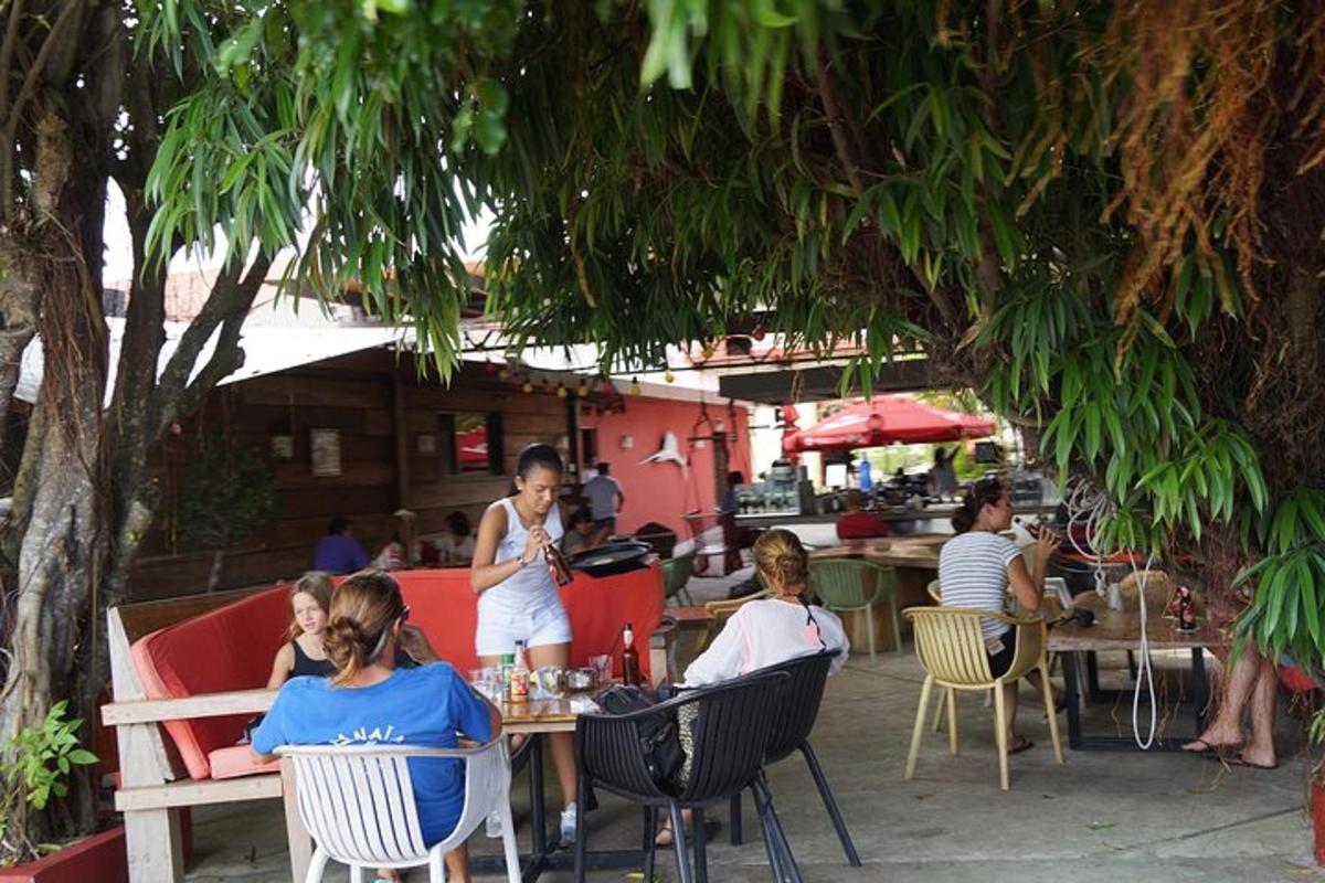 un gruppo di persone sedute in un ristorante all'aperto