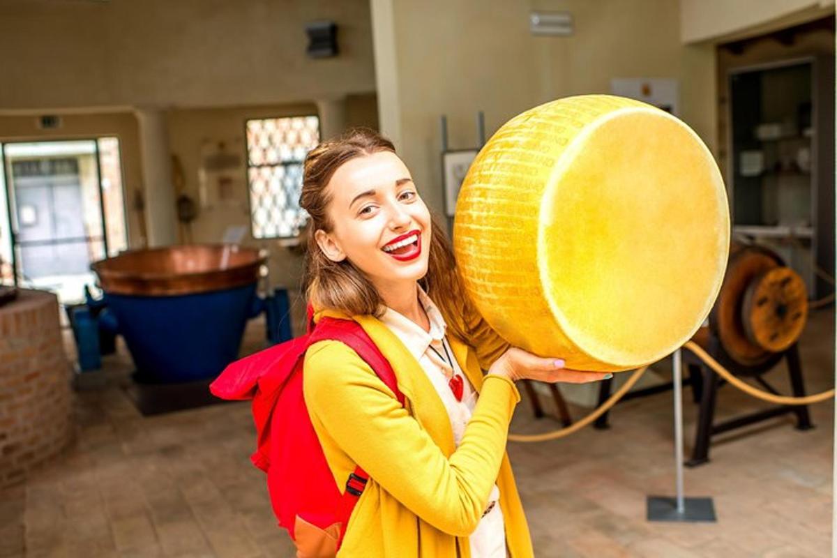 una donna tiene in mano un grande tamburo di legno