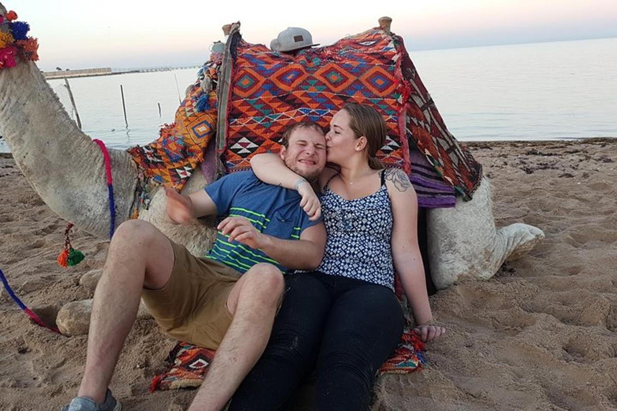 um homem e uma mulher deitados na praia