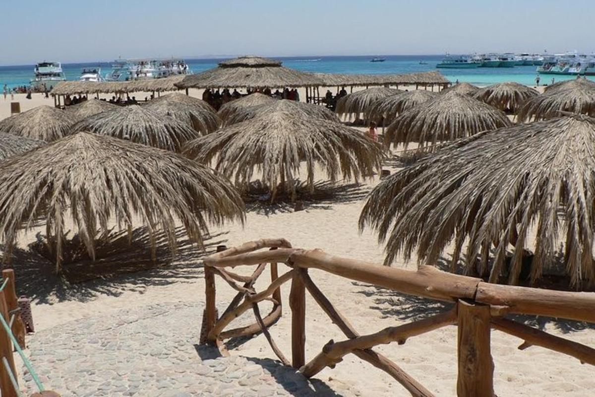 ένα σωρό ψάθινες ομπρέλες σε μια παραλία