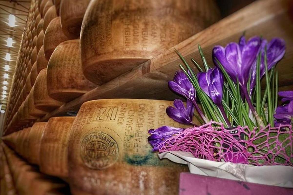 un vaso di fiori viola appoggiato su un libro