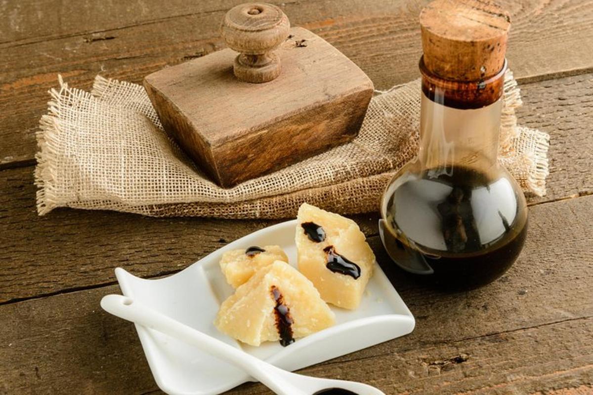 un piatto di tortini ai mirtilli e una bottiglia di salsa