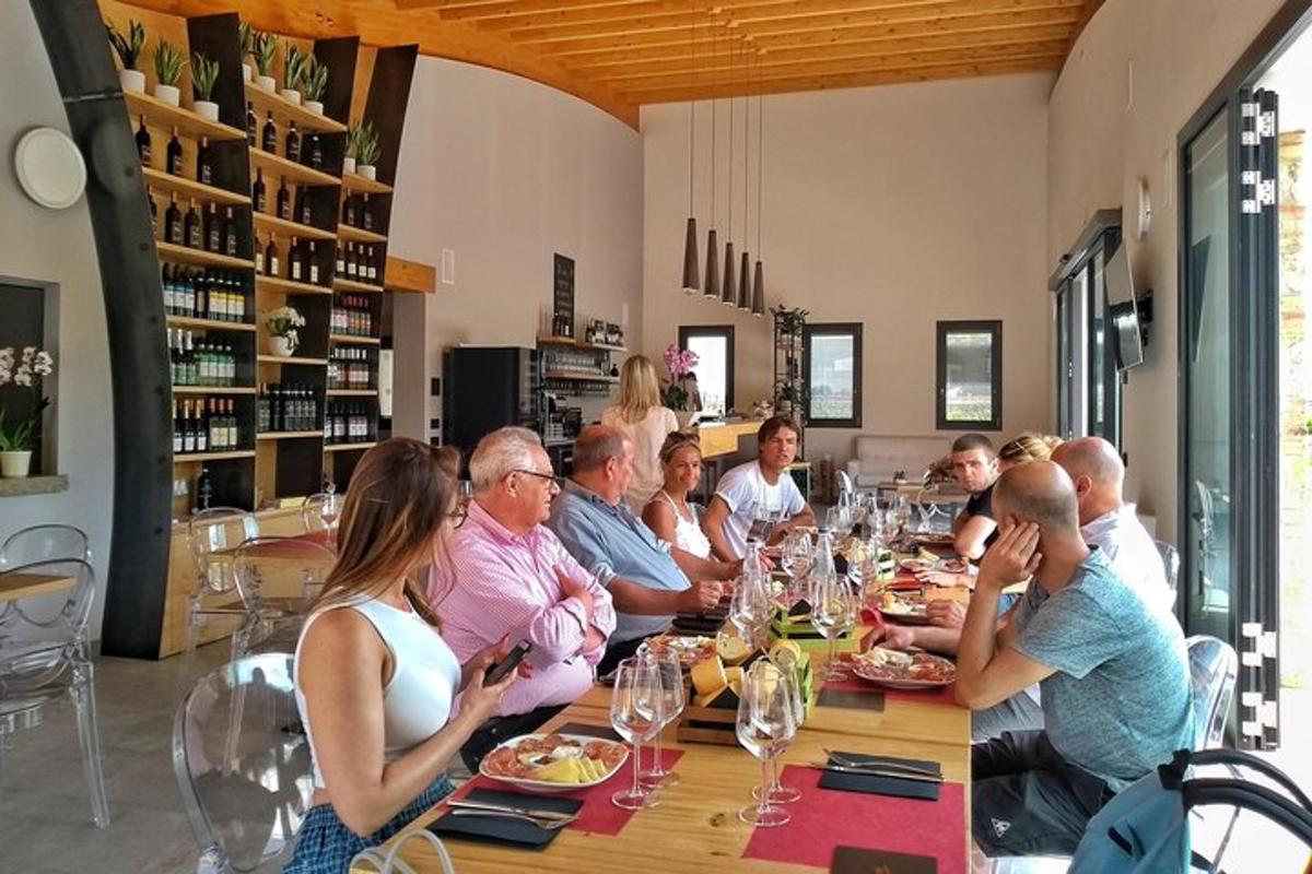 Un grupo de personas sentadas alrededor de una mesa en un restaurante.