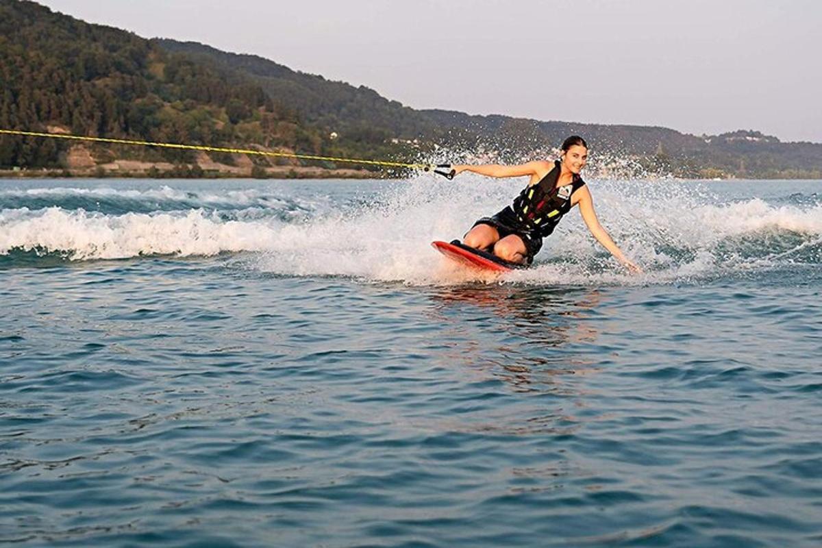una donna su una tavola da surf in acqua
