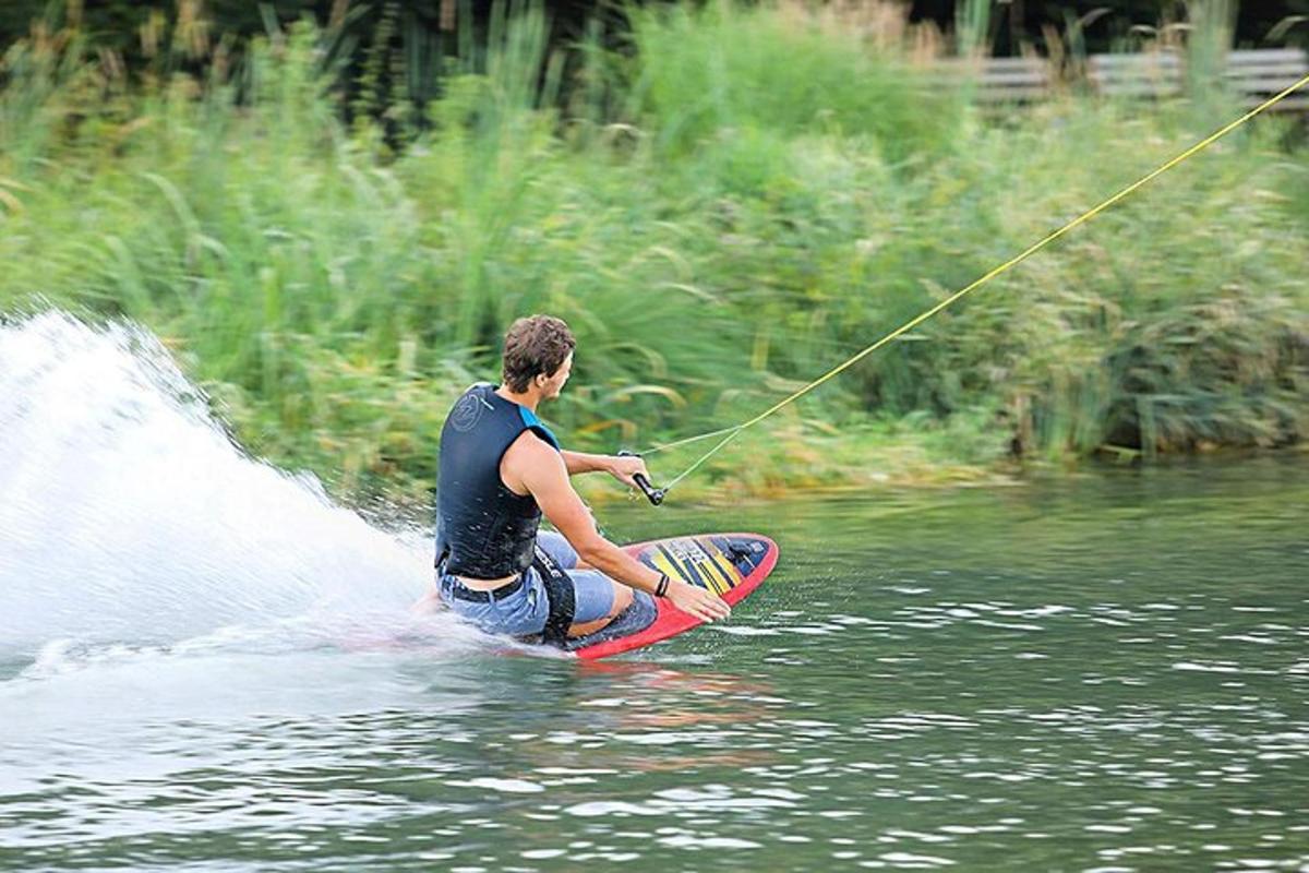 un uomo su una tavola da surf in acqua